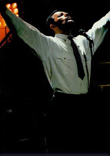 i want it all mr mercury pretending 2 kiss lol
